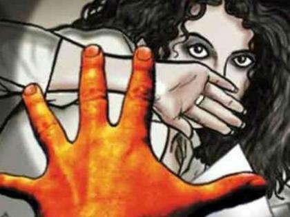 In the city of Solapur, the son of the police filed a complaint of molestation | सोलापूर शहरात पोलीसाच्या मुलावर विनयभंगाचा गुन्हा दाखल