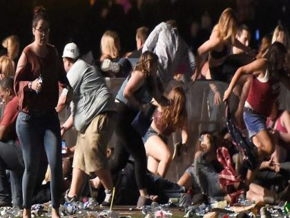 firing america las vegas music festival police | US: लास वेगासच्या म्युझिक कॉन्सर्टमध्ये अंदाधुंद गोळीबार, 58 जणांचा मृत्यू तर 500 हून अधिक