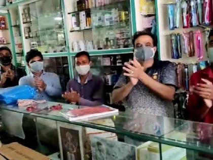 No thought for vaccination; Pharmacists protested with applause | लसीकरणासाठी विचार नाही; औषध विक्रेत्यांनी टाळ्या वाजवून नोंदविला निषेध