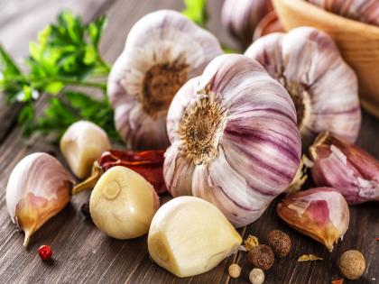 Tomatoes down, garlic expensive; Inflation of garlic to fodni | टोमॅटो उतरला, लसूण महागला; फोडणीला लसणाच्या महागाईचा तडका