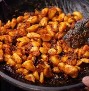 हिवाळ्यात लसूण लोणचं खा, वर्षभर आजार होत नाही! पाहा पुढच्या हिवाळ्यापर्यंत टिकणारी पारंपरिक लसूण लोणचं रेसिपी