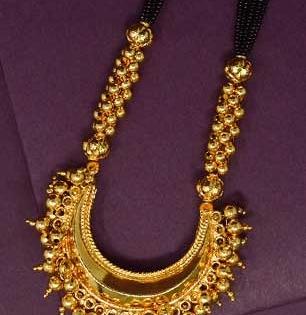 चंद्रकोर मंगळसूत्र डिझाइन्स, गळ्यात शोभून दिसेल खास पारंपरिक साज-चारचौघीत मिरवा नटून...