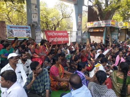 Anganwadi workers protesting calling for an indefinite strike different demands | लाटणे दाखवत अंगणवाडी ताईंचे आंदोलन, पुकारला बेमुदत संप