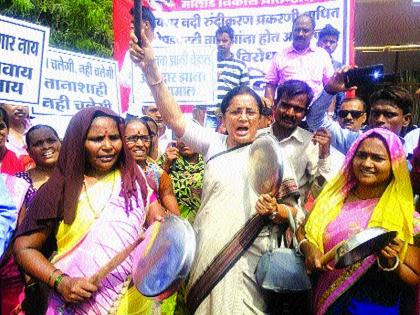 'Latane' Front in the Azad Maidan of the slum area | झोपडीधारकांचा आझाद मैदानात ‘लाटणे’ मोर्चा