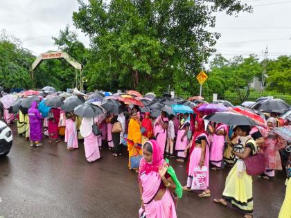 Dharna movement by Anganwadi workers and helpers in Latur in full rain | भर पावसात लातूरात अंगणवाडी सेविका, मदतनीसांचे धरणे आंदोलन