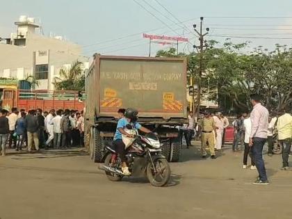 One was crushed by a dashing hyaena; Incident in Latur: Bike rider killed | भरधाव हायवाने एकाला चिरडले; लातुरातील घटना : दुचाकीचालक ठार