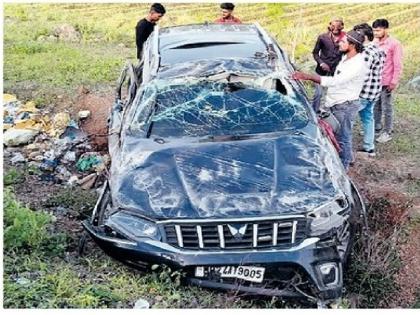 Car crashes into divider, plunges into 200-foot pit; Car is completely destroyed but all three saved by seatbelts! | दुभाजकाला धडकून कार २०० फुट खड्ड्यात; कारचा चक्काचूर पण सीटबेल्टने तिघेही बचावले! Car crashes into divider, plunges into 200-foot pit; Car is completely destroyed but all three saved by seatbelts! | दुभाजकाला धडकून कार २०० फुट खड्ड्यात; कारचा चक्काचूर पण सीटबेल्टने तिघेही बचावले!