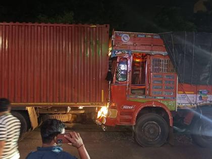 Night accident in Latur city Truck-container-car damage | लातूर शहरात रात्री अपघात; ट्रक-कंटेनर-कारचे नुकसान, औसा राेडवर मंगळवारी रात्री १०:४५ वाजताची घटना