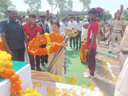 May the martyred soldiers be immortal! A final farewell to Jawan Shadul Shaikh in a mournful atmosphere | शहीद जवान अमर रहे! जवान शादूल शेख यांना शोकाकुल वातावरणात अखेरचा निरोप