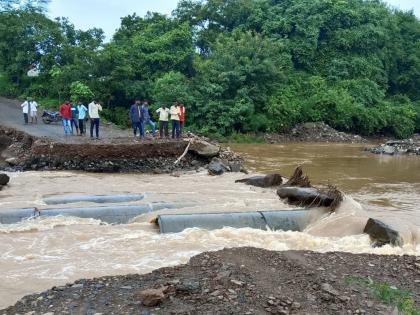 The work of the bridge was completed during the rainy season, the alternative bridge over the Teru River was swept away by the heavy rains | ऐन पावसाळ्यात काढले पुलाचे काम, दमदार पावसाने तेरू नदीवरील पर्यायी पूल गेला वाहून