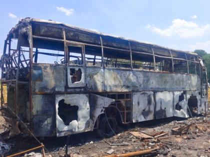 fire started due to short circuit seven travels bus fire in latur | शाॅर्टसर्किटने लागली आग..? लातुरात सात ट्रॅव्हल्सचा झाला ‘काेळसा’