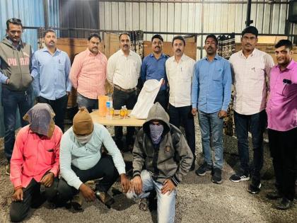 Raids connected to illegal liquor case The team arrested 40 people seized a thousand liters of liquor | अवैध दारूप्रकरणी धाडसत्र; पथकाकडून ४० जणांना अटक, हजार लीटर दारू जप्त