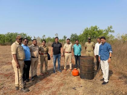 Latur: Raid on illegal hand furnace liquor den; One arrested, liquor stock worth 3 lakh seized | Latur: अवैध हातभट्टी दारू अड्ड्यावर धाड; एकाला अटक, पावणे तीन लाखांचा दारू साठा जप्त