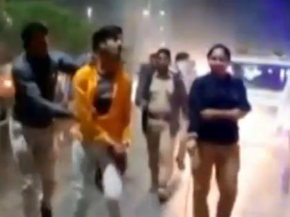 Woman police beating gunda for harassing girl, rally taken to police station | मुलीला मारहाण करणाऱ्या गुंडाला महिला पोलिसांचा लाठीप्रसाद, पोलीस ठाण्यापर्यंत काढली 'वरात'