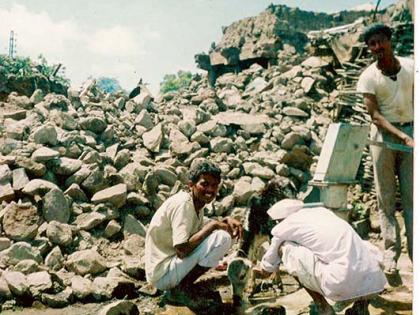 The land of the earthquake of Latur is still waiting to tell the story of disaster | लातूर भूकंपाच्या त्या विध्वंसाच्या खुणा अजूनही काही सांगू पाहात आहेत!