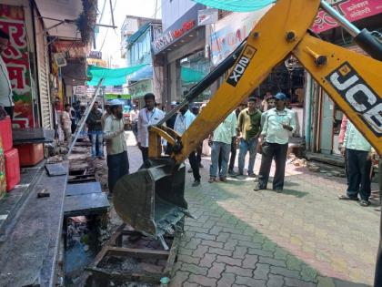 Hammer on encroachment in Ganjgolai area of Latur | लातुरच्या गंजगोलाई भागातील अतिक्रमणावर हातोडा