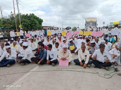 Manage wildlife, provide immediate crop insurance; Farmers' roadblock on Udgir-Latur route | वन्यप्राण्यांचा बंदोबस्त करा, तत्काळ पिकविमा द्या; शेतकऱ्यांचा उदगीर-लातूर मार्गावर रास्तारोको