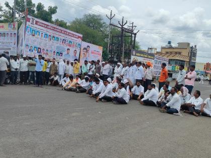 Chakkajam on behalf of Farmers Association for various demands in Latur | लातूरमध्ये विविध मागण्यांसाठी शेतकरी संघटनेच्या वतीने चक्काजाम