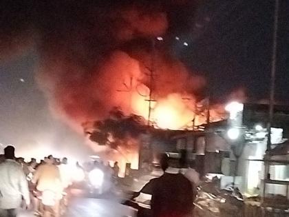 seven shops on 60 feet road behind siddheshwar temple in latur were gutted by fire | लातुरातील सिद्धेश्वर मंदिराच्या पाठीमागील ६० फुटी रोडवरील सात दुकानांना भीषण आग