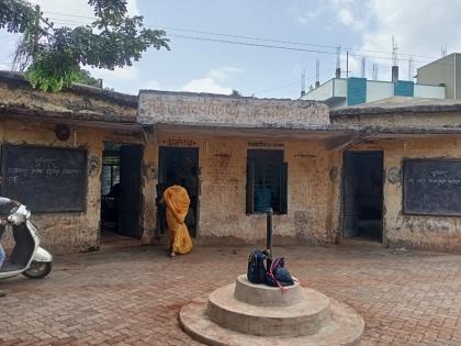 Classrooms of municipal schools in Latur, which offers a new pattern of education, are in a dangerous condition | शिक्षणाचा नवा पॅटर्न देणाऱ्या लातुरात महापालिका शाळांच्या वर्गखोल्या धोकादायक स्थितीत