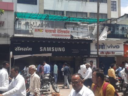 Smart phones worth one and a half crore looted by breaking into a mobile shop; A case was filed after three days | मोबाईल शॉपी फोडून दीड कोटींचे स्मार्ट फोन लंपास; तब्बल तीन दिवसांनी गुन्हा दाखल