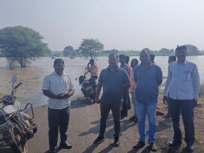 two youths got caught in the flood at manjara terna confluence | मांजरा-तेरणा संगमावरील पुरात दोन तरुण अकडले