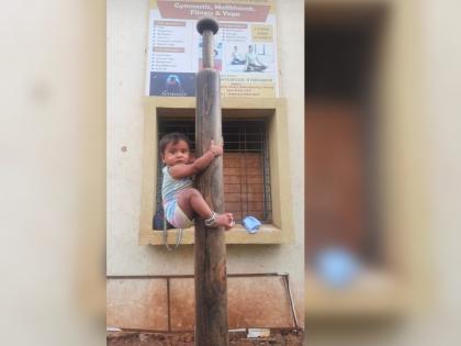 eight month old child grip on the mallakhamb in latur | आठ महिन्याच्या चिमुकलीची मल्लखांबवरील पकड लय भारी! लातुरातील ‘दुर्गा’ची कमाल