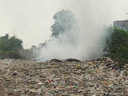 Doctors and patients are suffocating due to smoke | धुराच्या लोटामुळे गुदमरतोय डॉक्टरांसह रुग्णांचा श्वास; कचरा जळतोय पण...