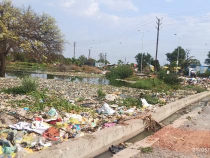 latur municipal administration headache due to highway drain | हायवेच्या नालीमुळे लातूर महापालिका प्रशासनाची डोकेदुखी