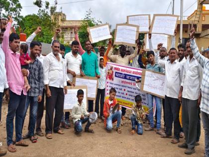 Thalinad movement by the youth of Lambota by worshiping the potholes on the road | रस्त्यावरील खड्ड्यांचे पूजन करून लांबोटा येथील युवकांचे थाळीनाद आंदोलन