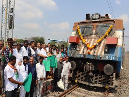 On the first day, two hundred and fifty people traveled from Pune-Latur-Pune Intercity! | प्रवाशांचा आनंद द्विगुणित! पुणे-लातूर-पुणे इंटरसिटीमधून पहिल्या दिवशी अडीचशे जणांचा प्रवास