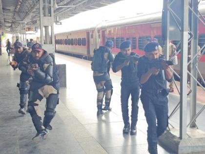 Mock drill at Latur railway station, demonstration of administration's alertness, citizens experienced thrill | लातूर रेल्वे स्थानकावर मॉक ड्रिल, प्रशासनाच्या सतर्कतेचे घेतले प्रात्यक्षिक, नागरिकांनी अनुभवला थरार Mock drill at Latur railway station, demonstration of administration's alertness, citizens experienced thrill | लातूर रेल्वे स्थानकावर मॉक ड्रिल, प्रशासनाच्या सतर्कतेचे घेतले प्रात्यक्षिक, नागरिकांनी अनुभवला थरार