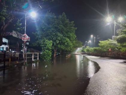 It has rained heavily in Latur | पावसाची दमदार बॅटिंग; रस्त्यावर पाणीच पाणी..! लातुरात साेमवारी रात्री तीन तास जाेरदार पाऊस