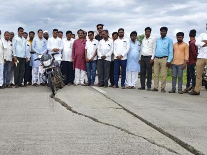 Cracks on Latur to Zaheerabad highway; Rastraroko movement by Congress in Tajpur-Mugao | लातूर ते जहीराबाद महामार्गावर भेंगा पडल्या; ताजपूर-मुगाव येथे काँग्रेसतर्फे रास्तारोको आंदोलन