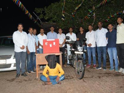 Using a car to break into houses! Latur police handcuffs one of the gang member | घरफोड्या करण्यासाठी कारचा वापर! लातूर पोलिसांकडून धाराशिवच्या टोळीतील एकाला बेड्या