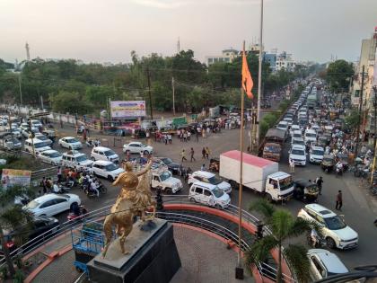 neet examination and major traffic jam in latur | परीक्षा ‘नीट’; मात्र वाहतूक वेडीवाकडी..!