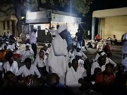 late night stay of warkari at the bus station in latur | लातूर येथील बसस्थानकात वारकऱ्यांचा रात्री उशिरा ठिय्या!