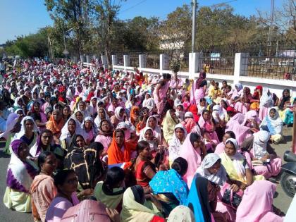 Anganwadi workers, helpers protest in front of Zilla Parishad for various demands | अंगणवाडी सेविका, मदतनिसांचा मोर्चा विविध मागण्यांसाठी जिल्हा परिषदेसमोर आंदोलन