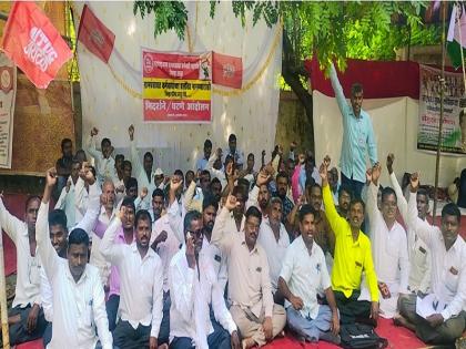 Protest by Gram Panchayat employees in front of Zilla Parishad | ग्रामपंचायत कर्मचाऱ्यांचे जिल्हा परिषदेसमोर धरणे आंदोलन