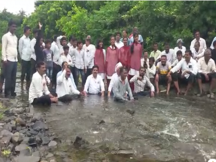 Video: Students protest along with villagers by sitting in river bed for bridge, paved road | Video: पूल, पक्क्या रस्त्यासाठी नदीपात्रात बसून ग्रामस्थांसह विद्यार्थ्यांचे आंदोलन