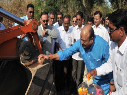 Launch of work water tank at Jalke | जळके येथे जलयुक्त शिवार अंतर्गत नाला खोलीकरन कामाचा शुभारंभ