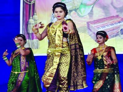 The lavani festival was painted with flute | लावणी महोत्सव फटकेबाजीने रंगला