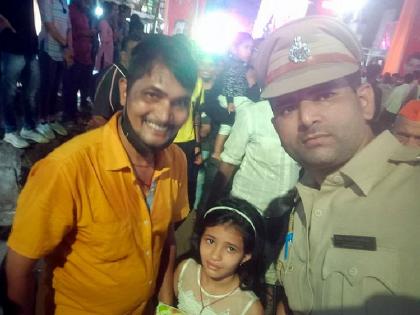 police helped little girl to meet with her father who lost in a rally | ‘लावण्या’साठी पोलीस ठरले 'बजरंगी भाईजान' अन् हरविलेल्या चिमुकलीला मिळाले वडील