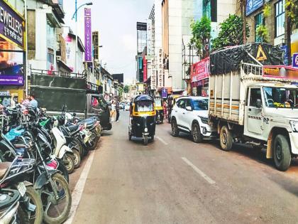 Pune Traffic News Lakshmi Road is suffering due to double parking and encroachments | Pune Traffic News : दुहेरी पार्किंग अन् अतिक्रमणांमुळे लक्ष्मी रस्त्याचा कोंडतोय श्वास...  