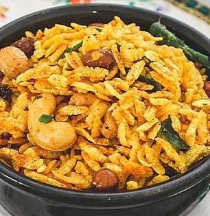 फक्त १० मिनिटांत करा लक्ष्मीनारायण चिवडा! मार्केटसारखी चव, घरचे म्हणतील पुन्हा कर ना..