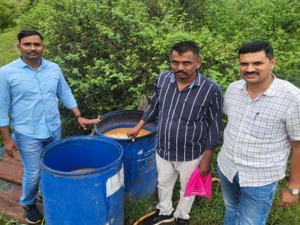 Raid on Udgir, a hand furnace shelter in Agra; Seized goods worth lakhs: 1,750 liters of chemicals seized... | उदगीर, वाढवण्यातील हातभट्टी अड्ड्यावर छापा; लाखाचा मुद्देमाल जप्त : १,७५० लीटर रसायन जप्त...