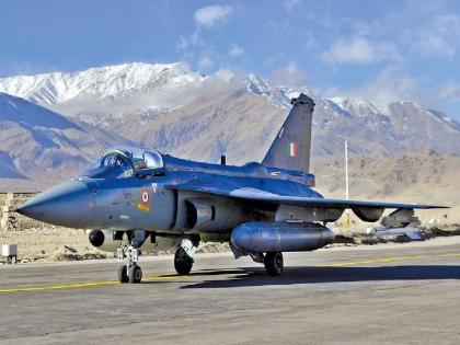 Indian Air force gets first LCA Tejas aircraft which can be used for training as well as fighter jet know its features | भारतीय वायुसेनेला मिळालं पहिलं 'LCA तेजस'; प्रशिक्षण विमान वेळप्रसंगी बनणार लढाऊ जेट!