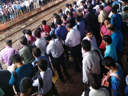 Engine failure of Duranto Express, Dombivli rush with local hinges | दुरंतो एक्सप्रेसचे इंजिन फेल, लोकल खोळंब्याने डोंबिवलीत गर्दी