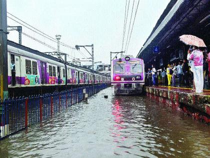 Ganesha devotees test, local passenger trapped in station | गणेशभक्तांची सत्त्वपरीक्षा, पावसामुळे लोकलवासी स्टेशनवरच अडकले