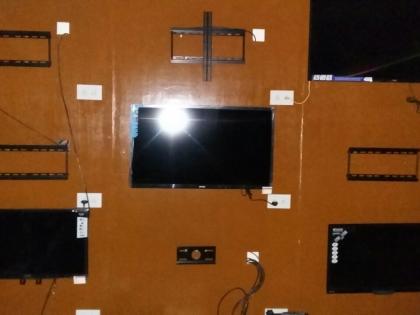 Lakhs of LED TVs were captured in Peshawar | पावणेसात लाखांचे एलईडी टीव्ही पळविले Lakhs of LED TVs were captured in Peshawar | पावणेसात लाखांचे एलईडी टीव्ही पळविले